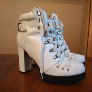 Chase + Chloe ankle boot - size 7, white